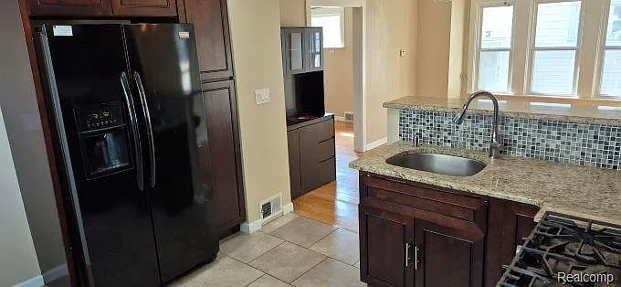 830 Knowles St — Photo 5