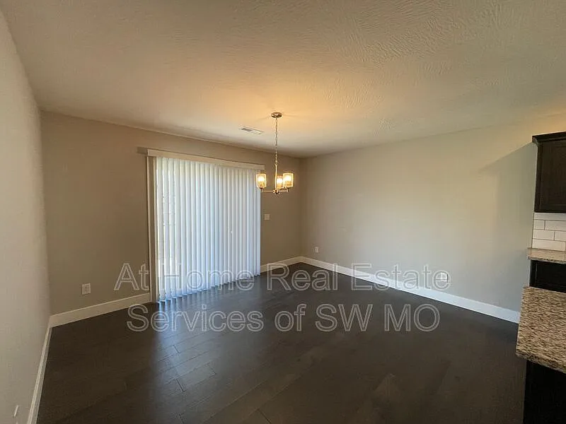 3 bed, 2.0 bath, 1450 sqft, $1,770 — Photo 2