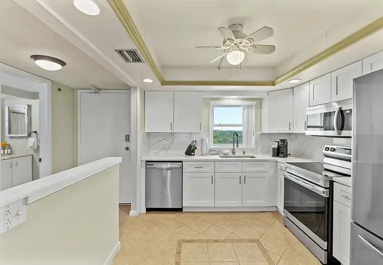 4550 Cove Cir #704 — Photo 7