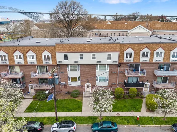 15 Zabriskie Ave APT 2C, Bayonne, NJ 07002