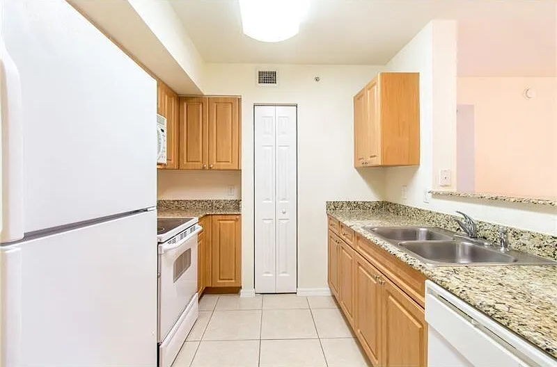 2 bed, 2.0 bath, 880 sqft, $1,900 — Photo 3