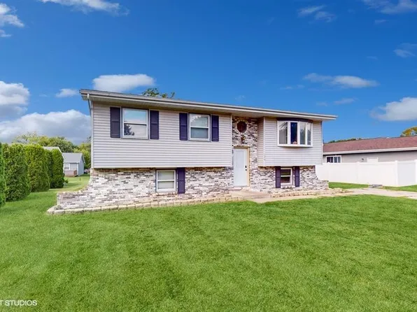 126 Poplar Ct, Hebron, IN 46341