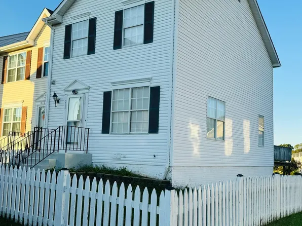 2121 Fort Donelson Ct, Dumfries, VA 22026