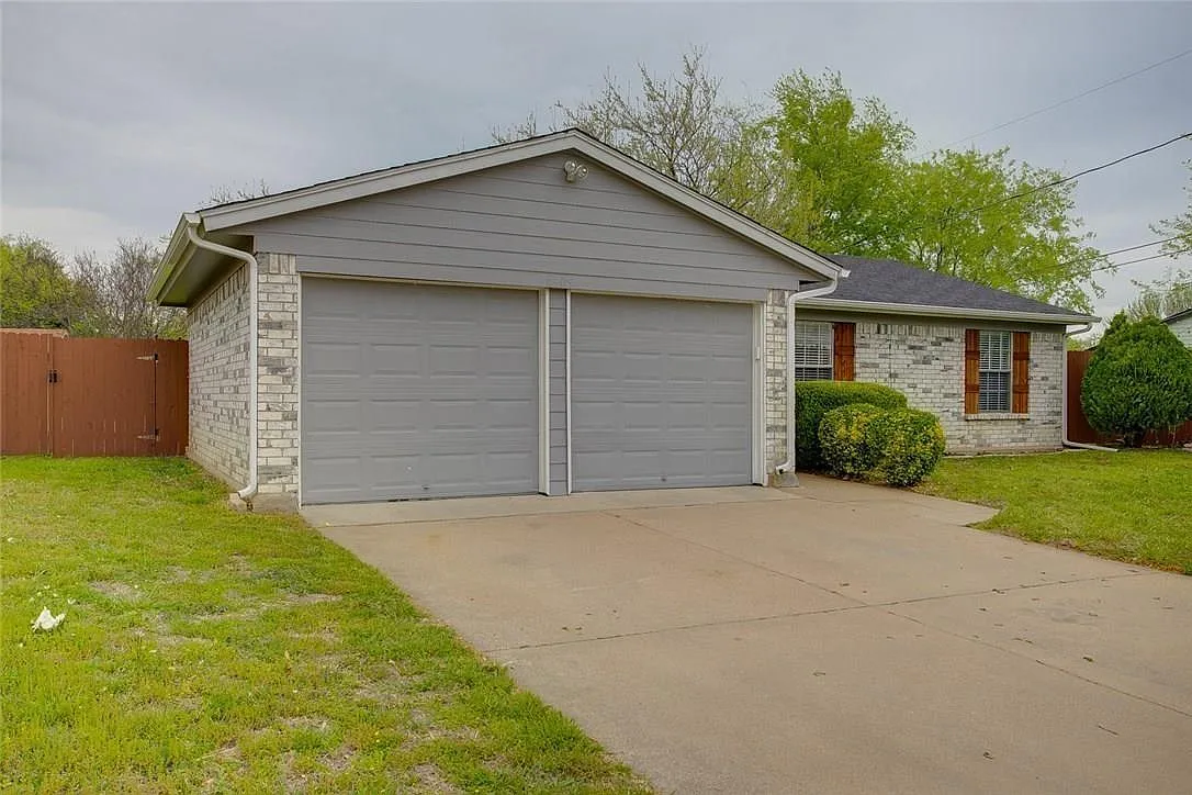 3 bed, 1.5 bath, 1001 sqft, $1,995 — Photo 3