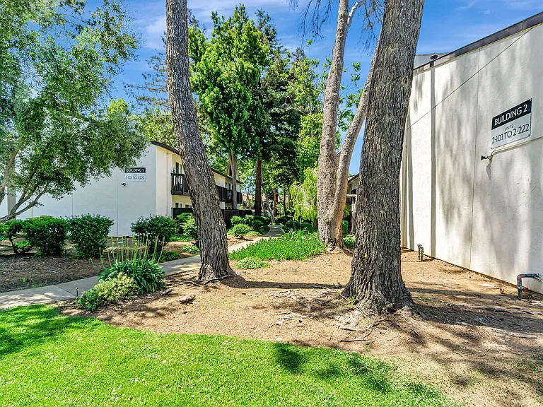Clayton Gardens — Photo 11