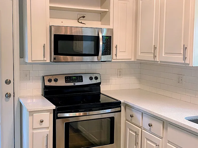 3625 Riviera Dr — Photo 8
