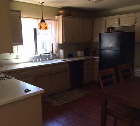 5th image of 148 Poplar St
