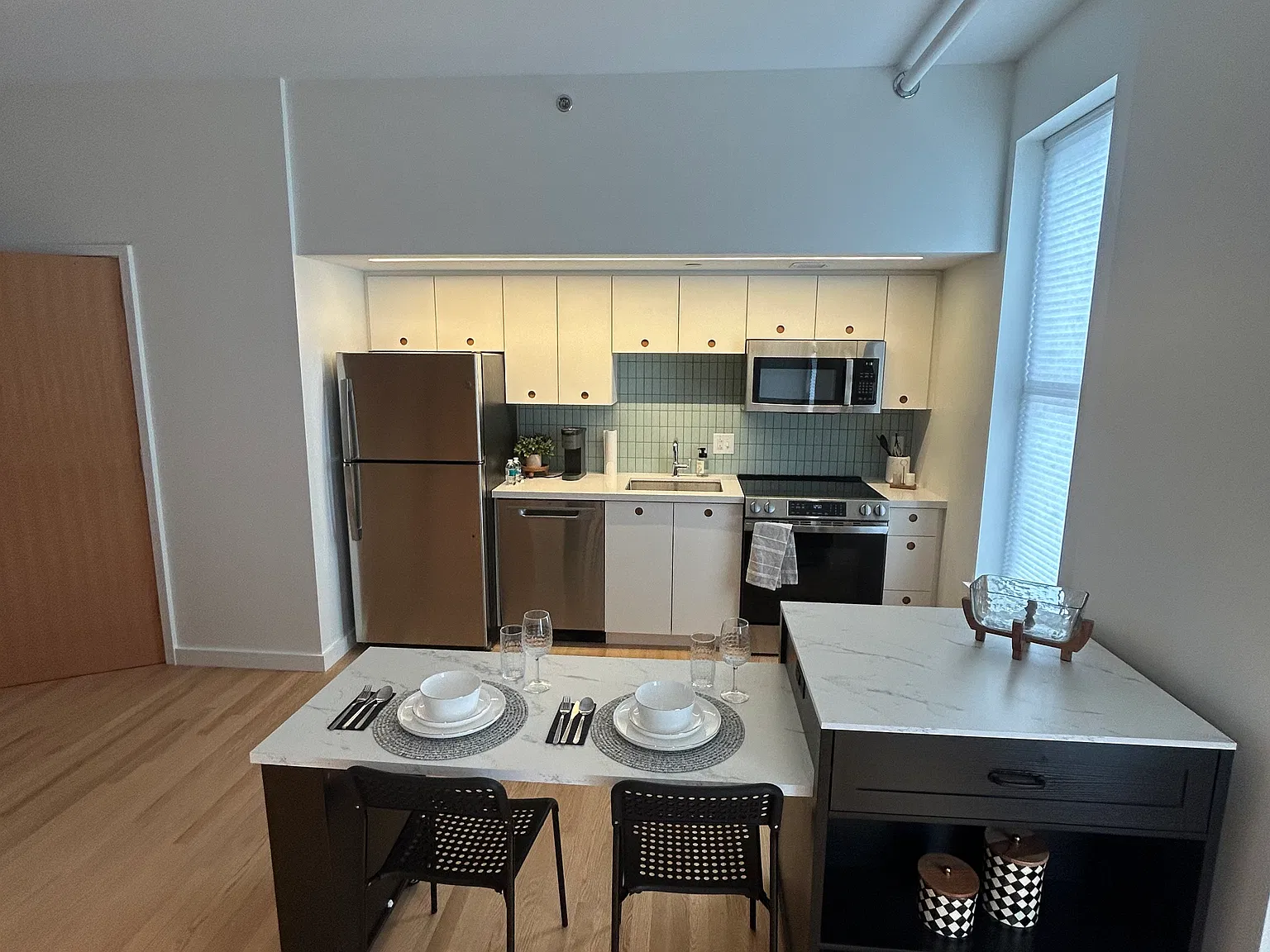 Studio, 735 sqft, $1,400 — Photo 3