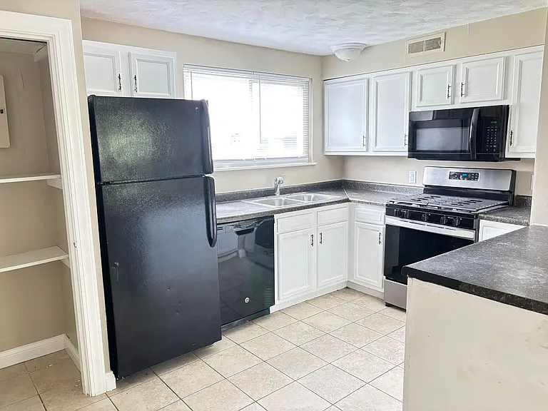 4920 Northcrest — Photo 2