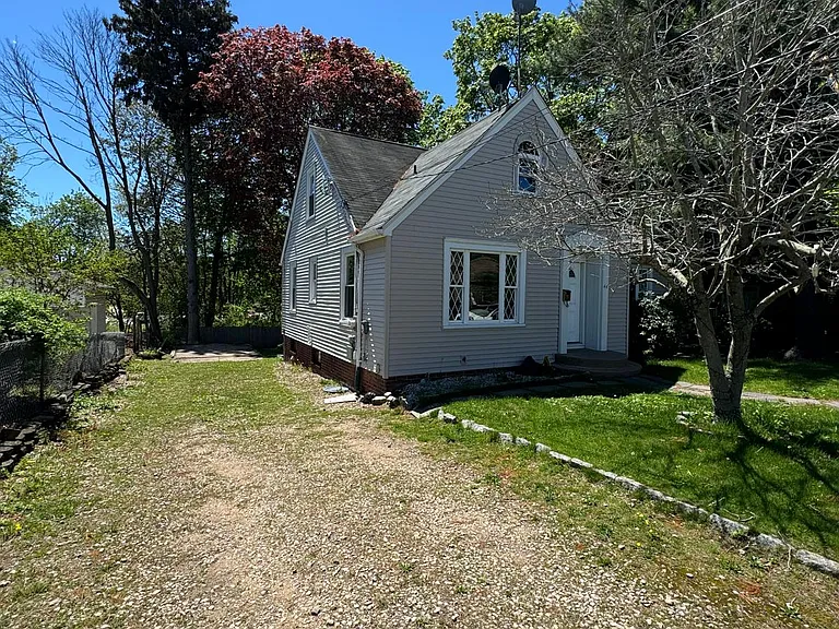 44 Tuttle Pl — Photo 2
