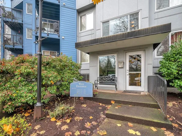 8720 SW Tualatin Rd APT 323, Tualatin, OR 97062