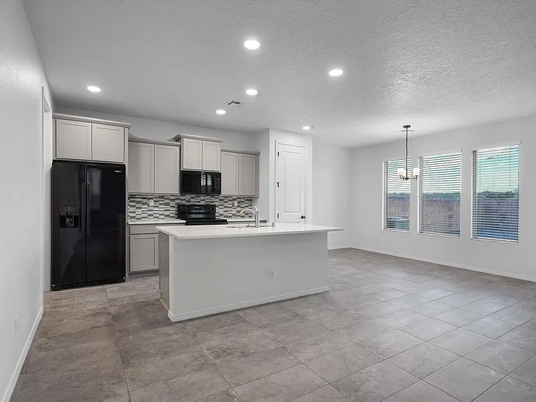 4017 Silver Springs Rd NE — Photo 5