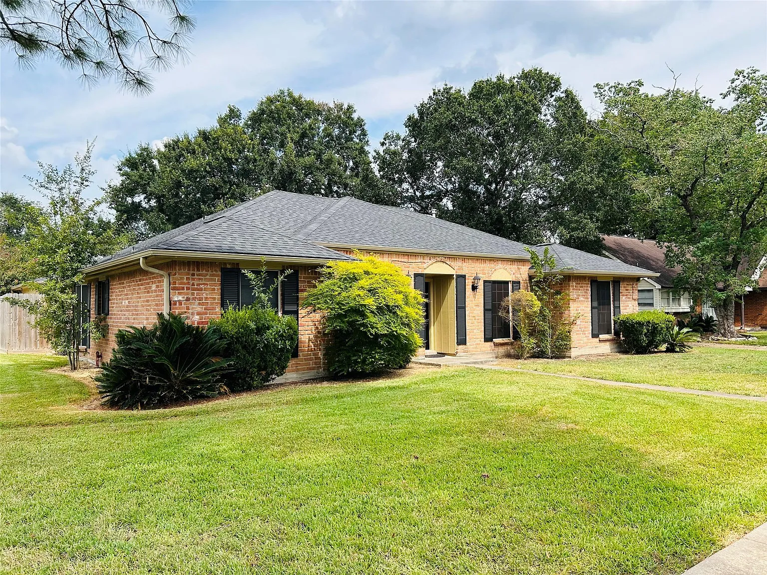 4 bed, 2.0 bath, 2048 sqft, $2,200 — Photo 2