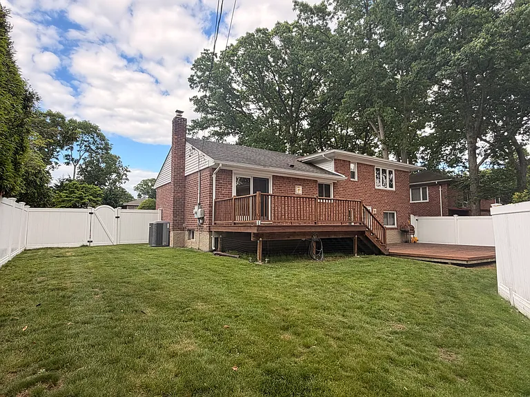 748 Leslie Ln — Photo 13