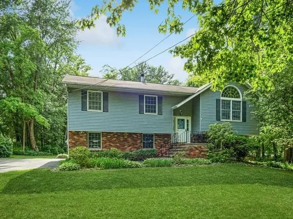 27 CIRCLE Drive, Hopewell Junction, NY 12533