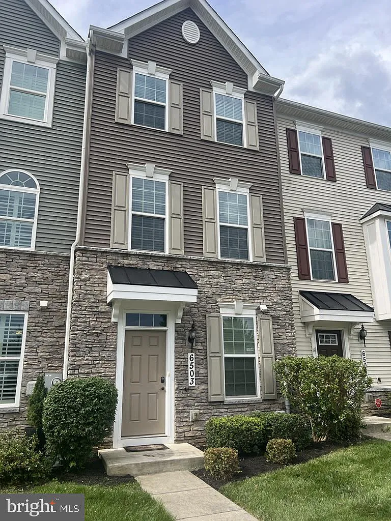 3 bed, 3.5 bath, 2368 sqft, $2,900 — Photo 1