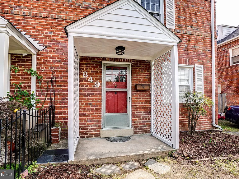 849 S Glebe Rd — Photo 1
