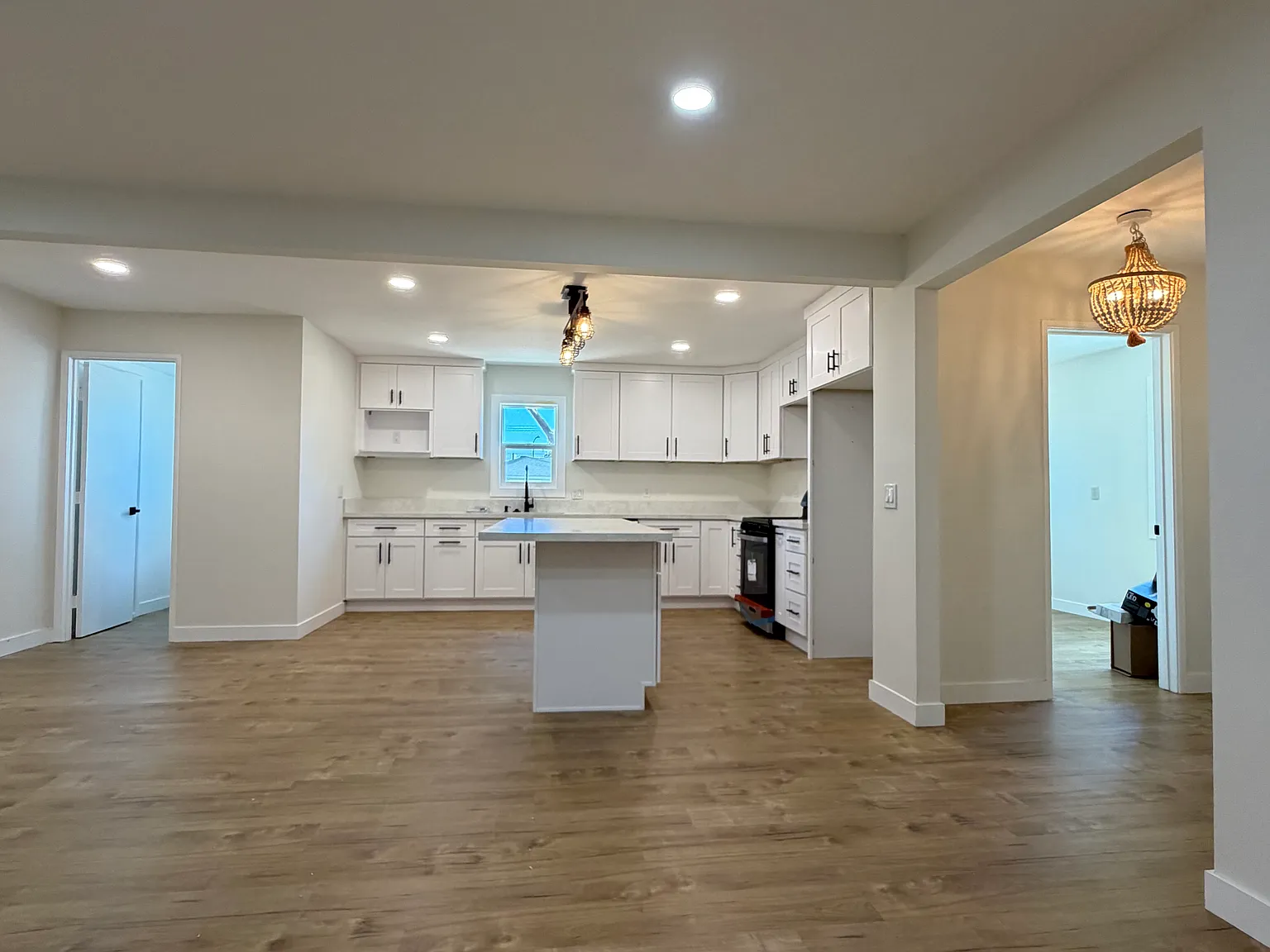 5 bed, 1800 sqft, $3,650 — Photo 3