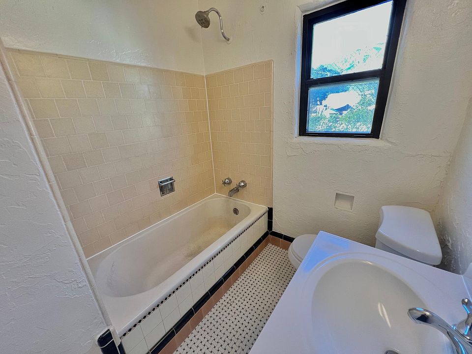 1st image of 2025 Lake Ave #11
