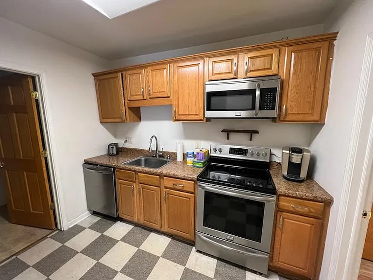 723 W 9th St — Photo 2