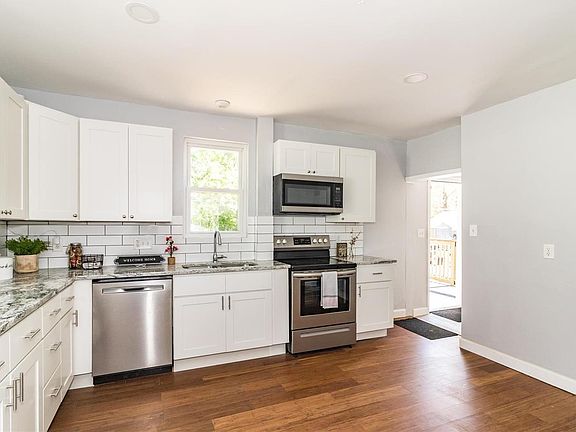 4th image of 607 Leonard Ave