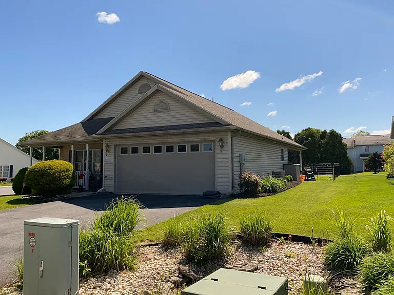 152 Lantern Ln — Photo 2