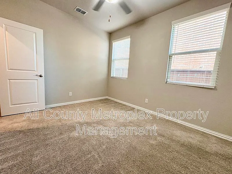 4 bed, 3.0 bath, 2461 sqft, $2,800 — Photo 4
