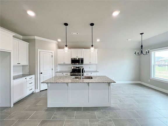 3rd image of 983 Madden St