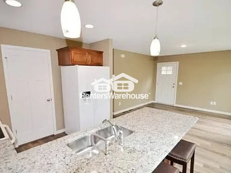 1305 Flag Ave N #2 — Photo 2