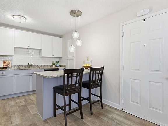 3rd image of 2657 Lenox Rd #113