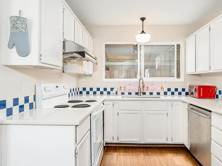 11473 Kingcome Ave — Photo 10
