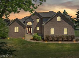 630 Lockmoore Ct, Rochester Hills, MI 48307