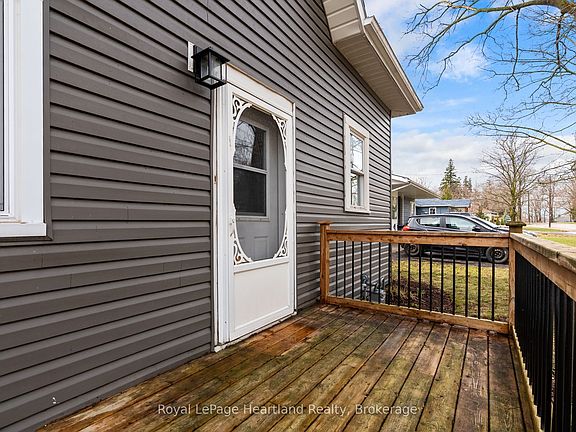 4th image of 140 Rattenbury St W