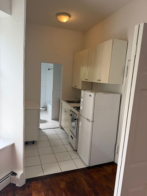 2nd image of 540 E 6th St APT 1A