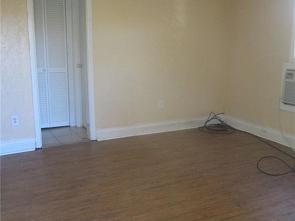 3rd image of 918 Pecan St #B