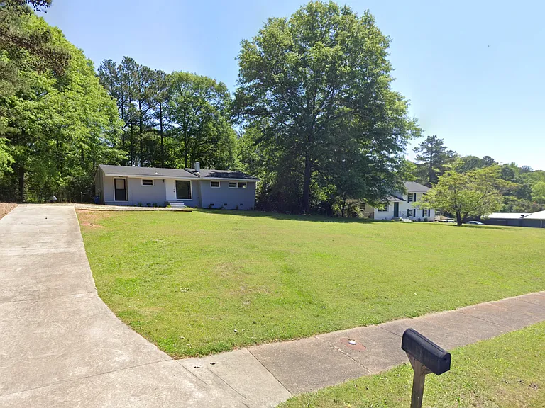 1112 W Lake Dr — Photo 3