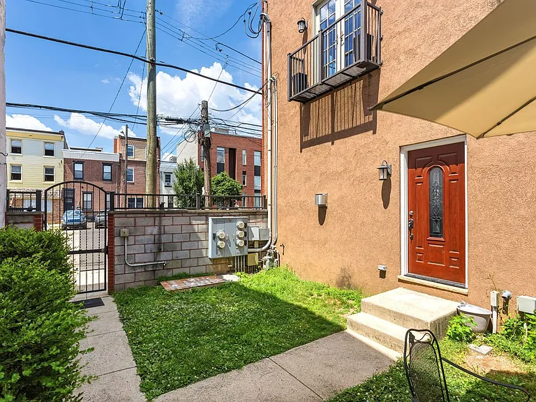 2355 E York St — Photo 23