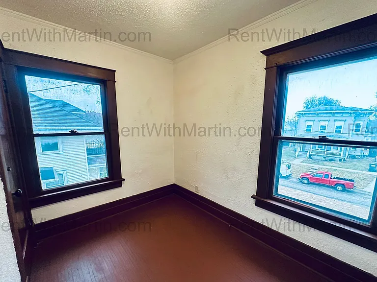 820 W 2nd St — Photo 15