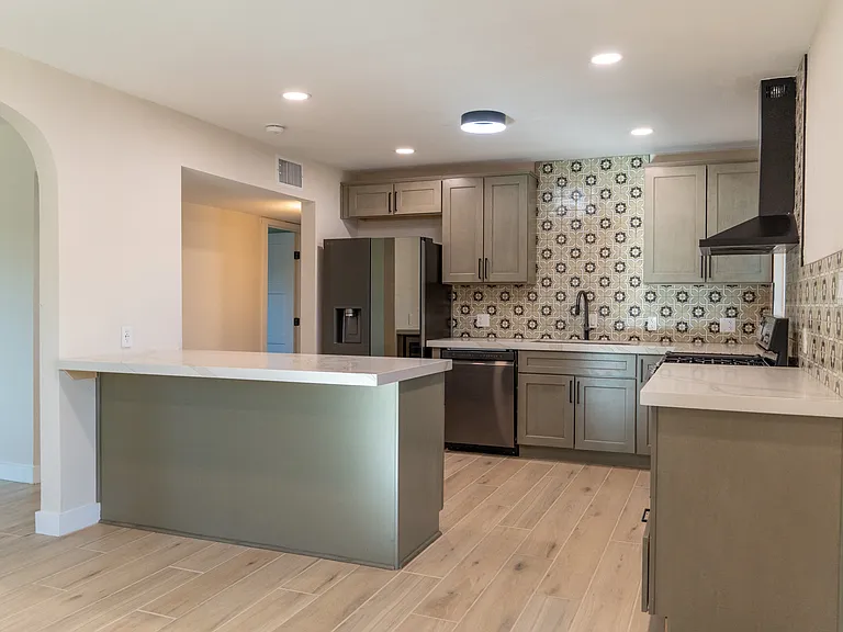 2043 E Oak St — Photo 5
