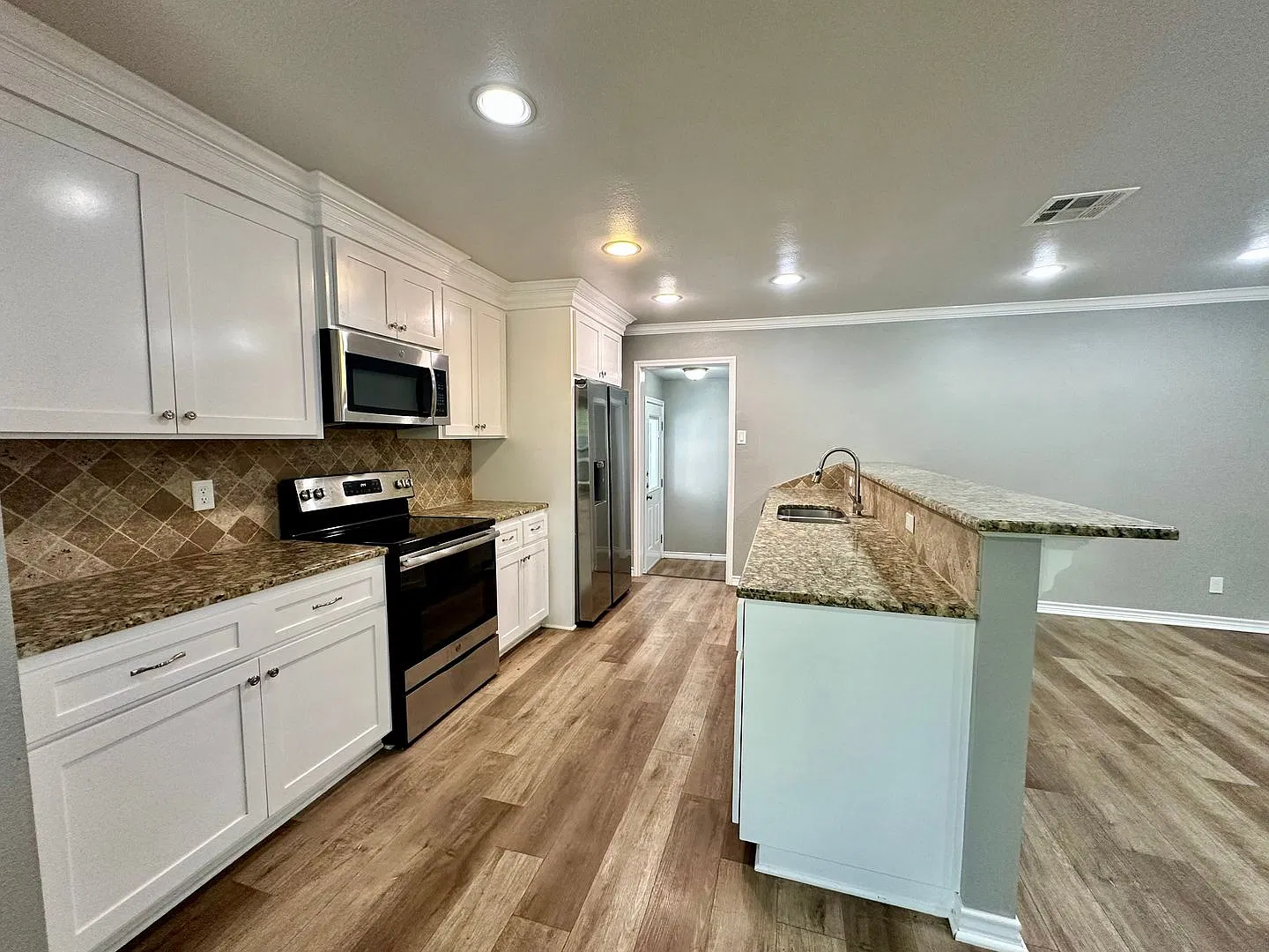 Available Now! Beautifully Renovated 3 bed, 2 Bath Home! No pets — Photo 4