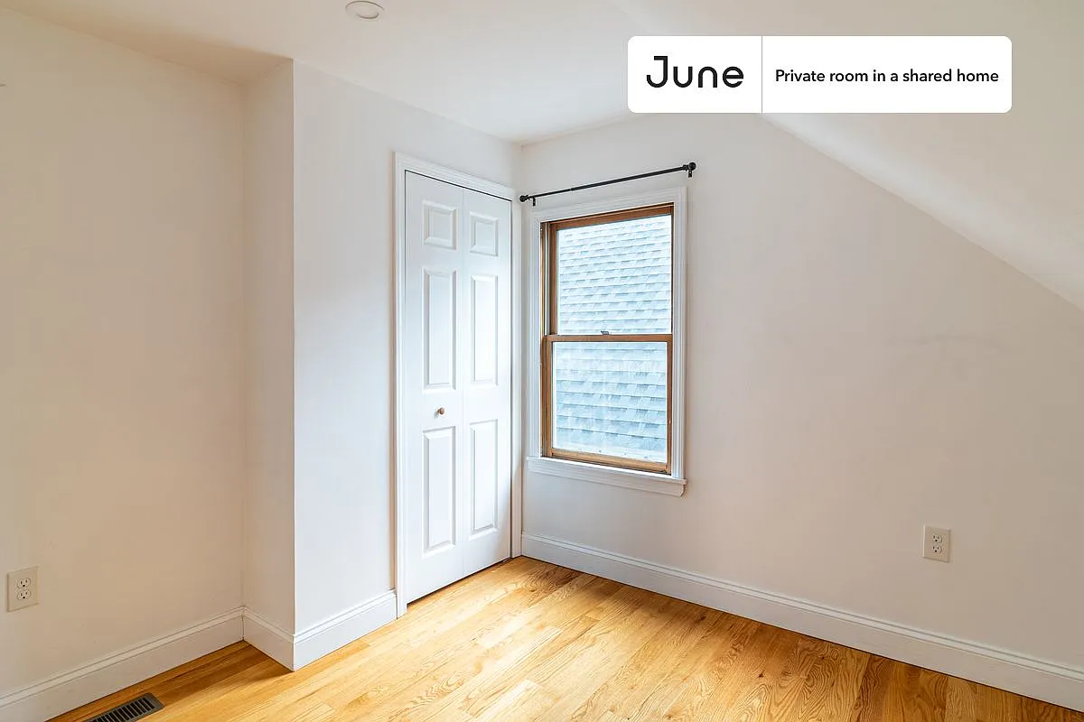 Full bedroom in 6 bed/2 bath home in Somerville #1379 E — Photo 2