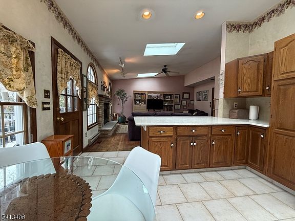 4th image of 80 Rhoda Ave