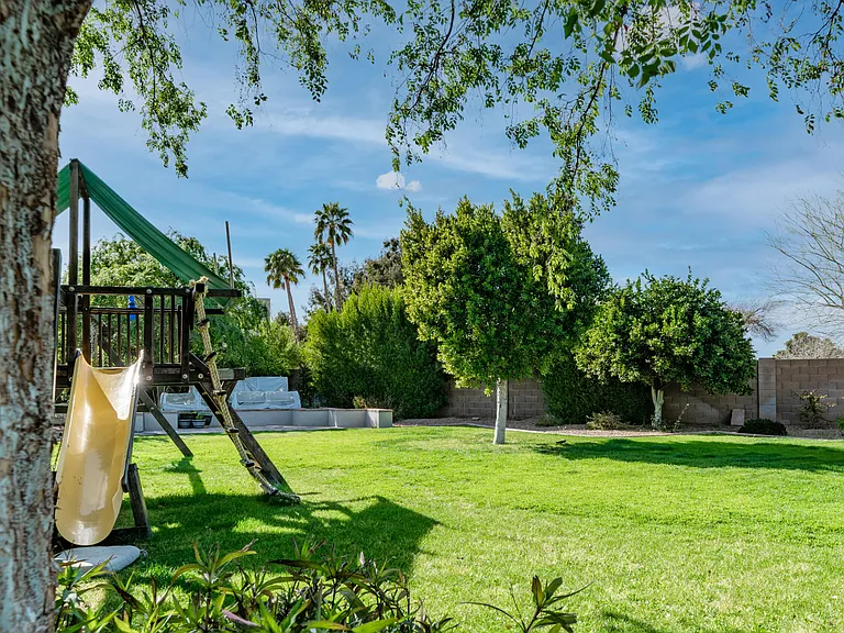 7417 E Paradise Dr — Photo 59