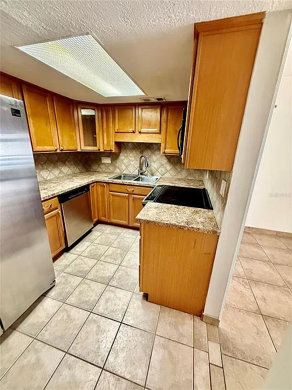2 bed, 1.0 bath, 884 sqft, $1,800 — Photo 2