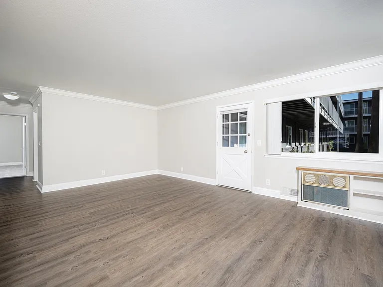Palms B-7 living3
