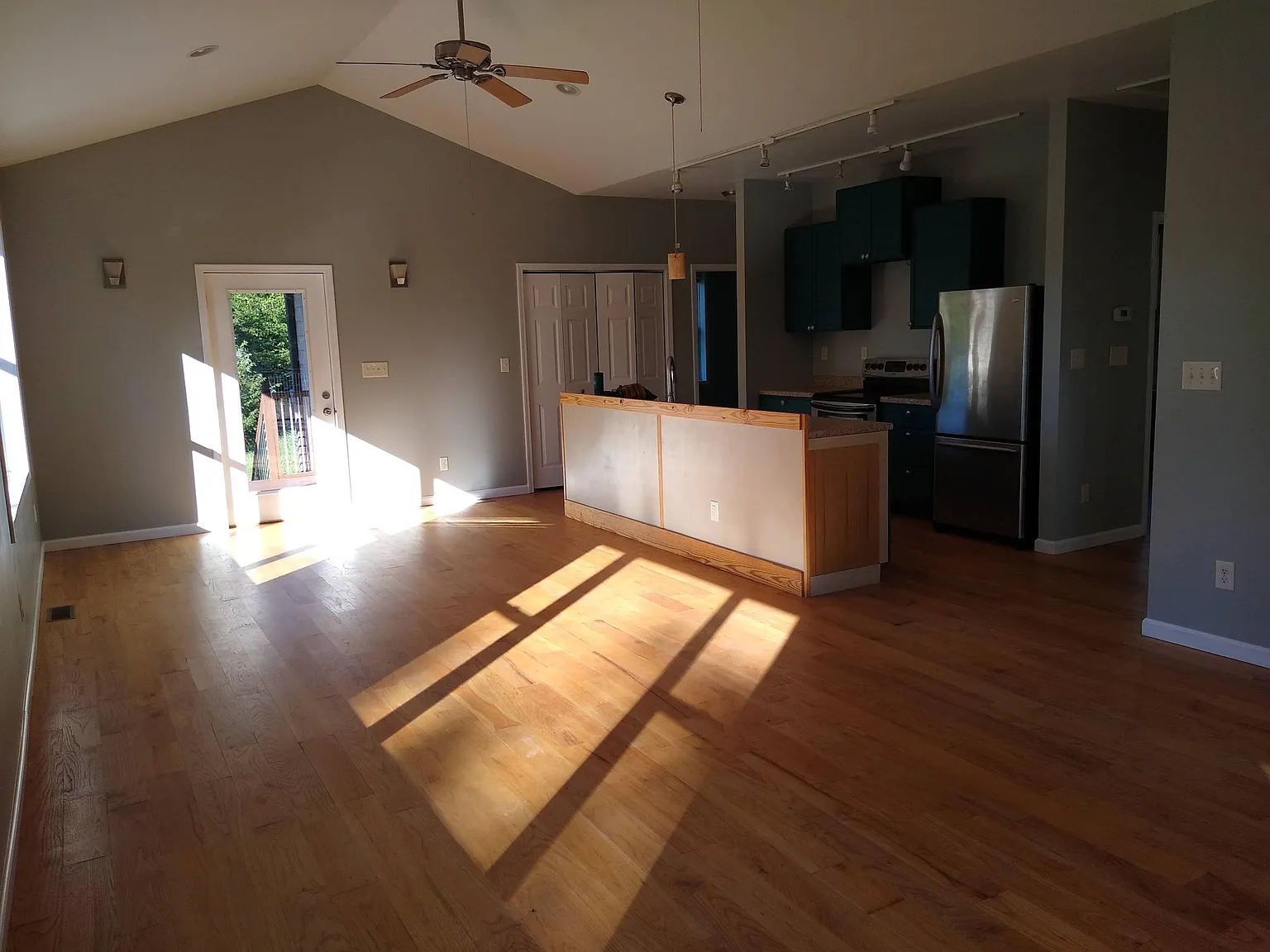 3 bed, 1289 sqft, $2,495 — Photo 2