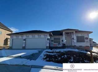10211 Superior Dr, Papillion, NE 68046