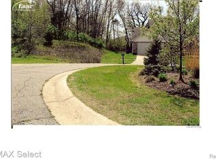 739 Plumtree Ln, Fenton, MI 48430