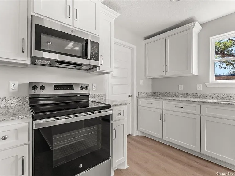 211 N Gladys St — Photo 2