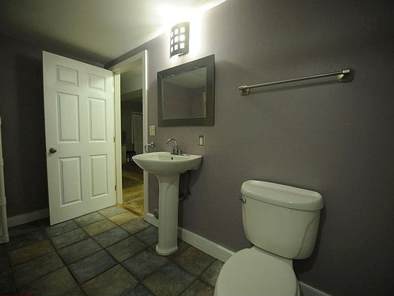 Studio apartment bath room